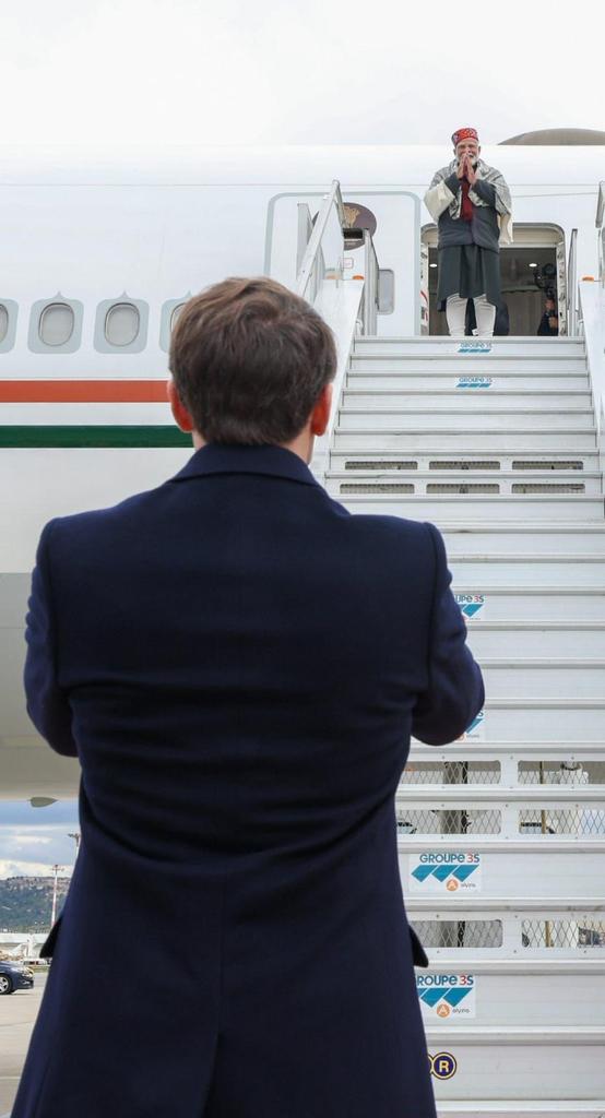 MrsGandhi's tweet photo. Congress was spreading mis-information that the French President didn’t shake hands with our Prime Minister. Here, he came all the way to the airport, just to say Namaste, before departure. 

#ModiInParis https://t.co/W3AWZi8XUa