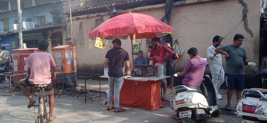 Prathamesh27289's tweet photo. बामण वाडी,गोरेगाव पूर्व,नेस्को सेंटर शेजारी अनधिकृत रित्या परप्रांतीय लोकांनी फुटपाथवर आपले धंदे मांडले आहेत.याची तक्रार पालिकेला २२ जानेवारी रोजी दिली गेली आज जवळपास एक महिना होत आला आहे.परंतू पालिकेने अद्याप काही कारवाई केली नाही.कृपया या प्रकारावर @mybmc स्पष्टिकरण द्यावे. https://t.co/oGbD4phhe2