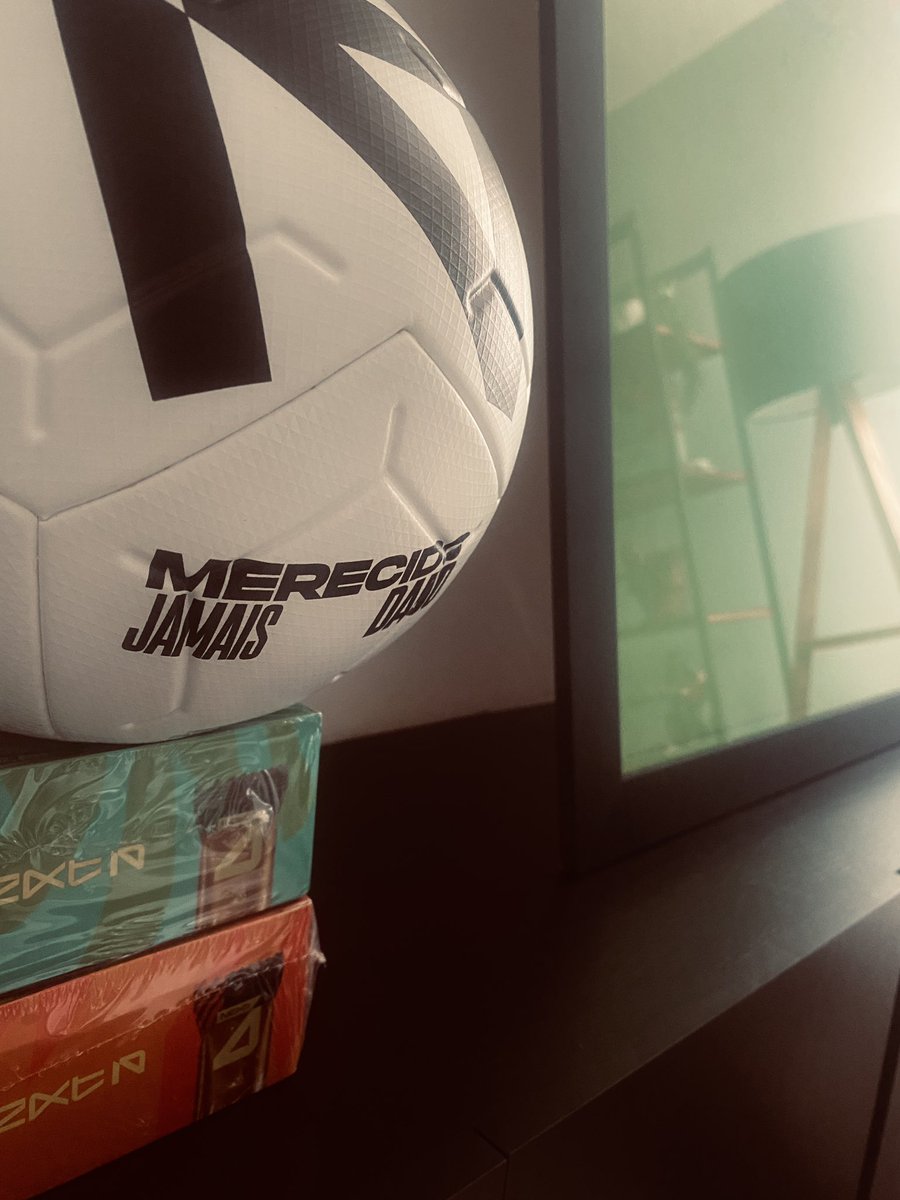 Spoiler de mockup da vida real para o projeto de identidade visual da marca de suplementos de Neymar ⚽️💪🏻 Um dos projetos mais bacanas que já desenvolvi, envolvendo muita coisa que gosto e com grandes amigos que o design me deu (Kaio Cezar, André Candeloro… só monstro)