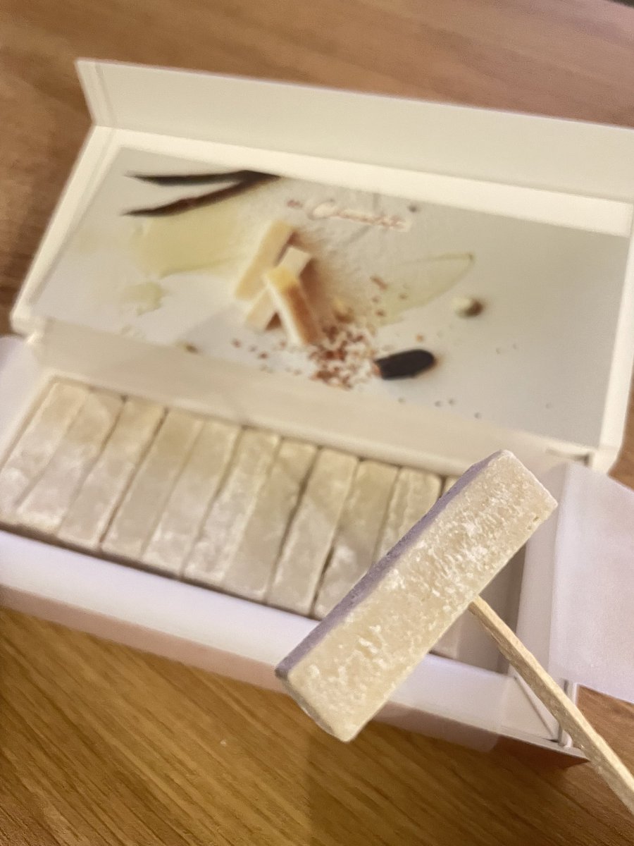 tapdancer_s2020's tweet photo. おチョコシリーズ2日目🍫

チーズケーキで有名なミスターチーズケーキから出た今季の限定チョコレート🤎

これは…!!感動した🥹
食感も味も初めてが溢れる美味しさでした◎

思ってたより実物小さくて¥3,000台で最初買うか迷ったけど、ホント買って良かったჱ̒⸝⸝•̀֊•́⸝⸝)💗

明日は朝から戦👊🏻 https://t.co/CoAYEsVm76