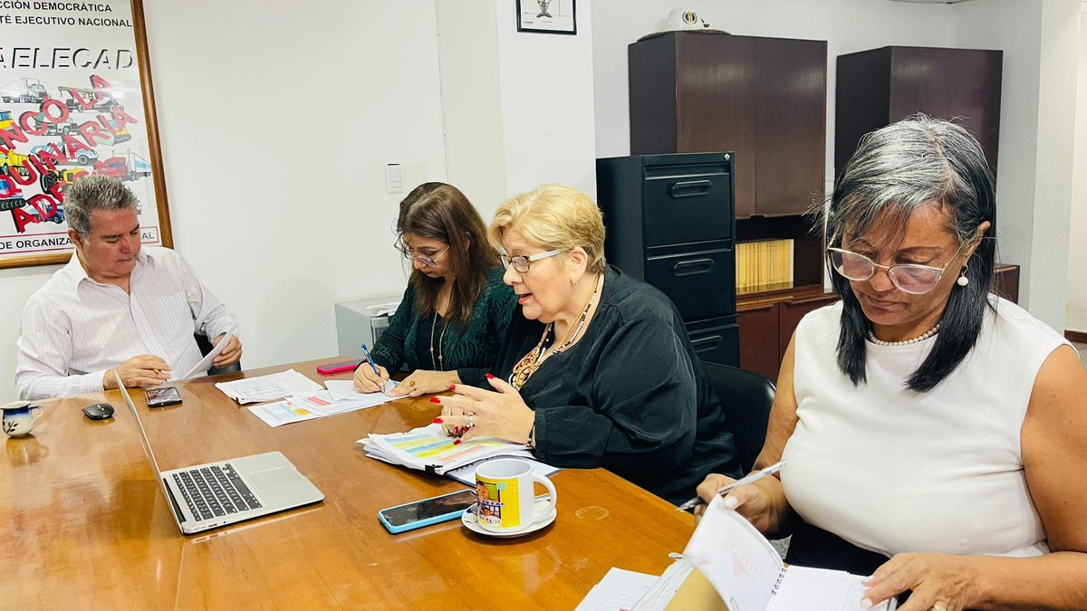 ADVenezuelaa's tweet photo. La Secretaría Nacional de Organización realiza encuentro virtual con la división de sistematización electoral, registro y estadística, para la evaluación de las secciónales de cara a los comicios del 27 de abril. Presentes las secciónales Caracas y Falcón. https://t.co/Y5GLahew8C
