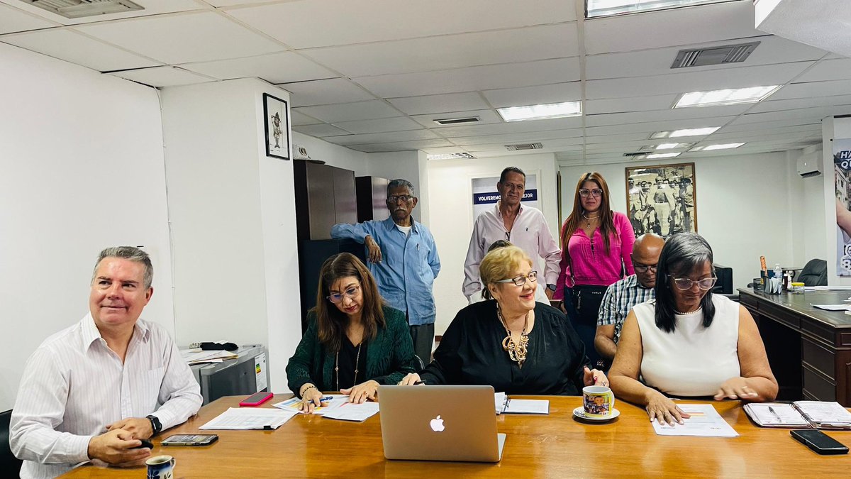ADVenezuelaa's tweet photo. La Secretaría Nacional de Organización realiza encuentro virtual con la división de sistematización electoral, registro y estadística, para la evaluación de las secciónales de cara a los comicios del 27 de abril. Presentes las secciónales Caracas y Falcón. https://t.co/Y5GLahew8C