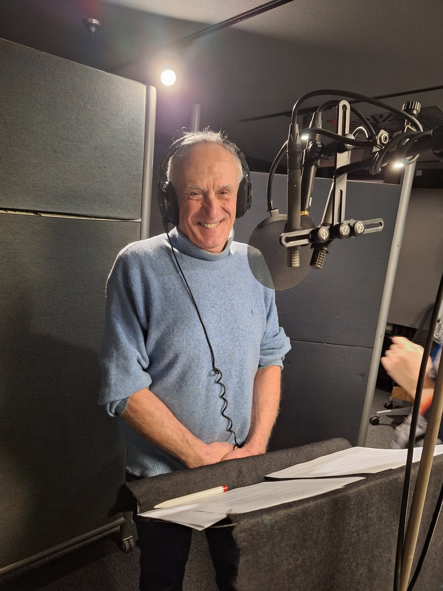 StphanieFromen1's tweet image. Et c'est reparti pour les enregistrements de #Bestioles 🐞 Sortie prévue le 19 mars 🐞 @DenisCheissoux et @LecordierB dubitatifs face à l'axoltotl ! @franceinter @Le_Museum @Jon_Curiel @AdeleVanReeth @bertrandrutily