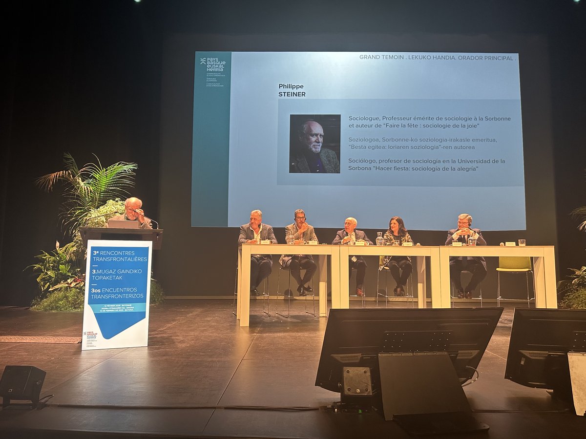 #RT2025 Très belle table ronde avec les maires de Bayonne, Saint-Sébastien, Pampelune, Vitoria-Gasteiz et Bilbao pour penser les fêtes, avec l’éclairage du sociologue Philippe Steiner. Une belle illustration des liens unissant les capitales de l’espace #Transfrontalier