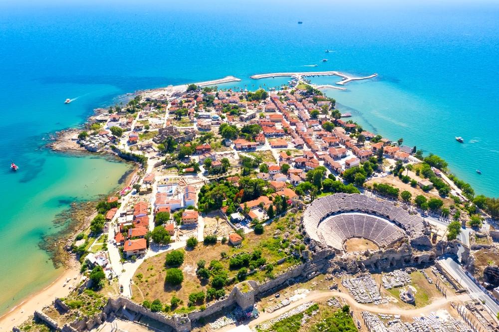 📍 Antik Dokusuyla Büyüleyen Side

Tarih, deniz ve doğanın muhteşem uyumunu keşfetmeye hazır mısın? 🌊⛵ Side, Antalya’nın en özel noktalarından biri! Antik Tiyatro, denize sıfır tarihi yapıları ve masmavi sularıyla tam bir açık hava müzesi gibi. 🏛️✨

🗺️ Eski kent sokaklarında