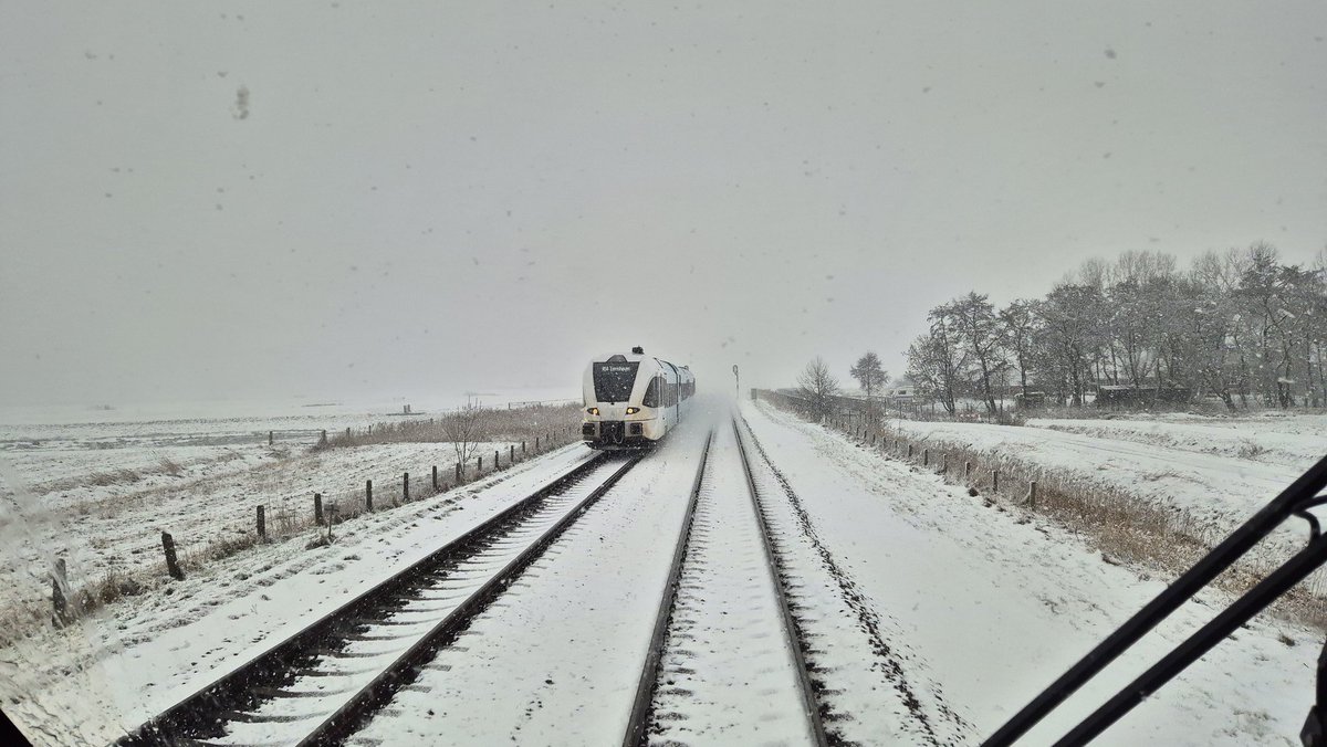 DJGerrits's tweet photo. Vanuit Harlingen werd er met een overstap in Leeuwarden naar Groningen toe gereden. 1e foto passeer ik bij de grens tussen Friesland &amp; Groningen de Hilmahuistermolen. Ritje naar delfzijl viel de sneeuw laagtegen.  2e foto stuift de trein naar de Eemshaven de verse sneeuw weer op. https://t.co/iDfbrfP96p