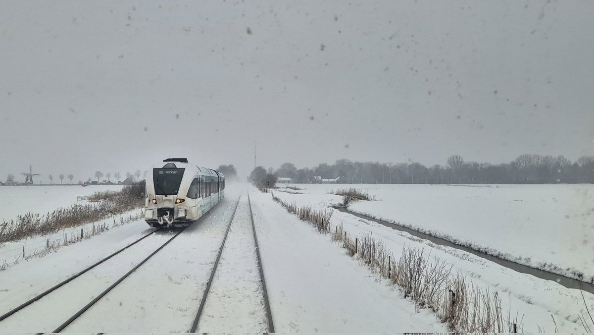 DJGerrits's tweet photo. Op de rit naar Leeuwarden was te zien dat het ondertussen goed door gesneeuwd had. De treinen zaten lekker onder sneeuw. Bij buitenpost waren de overloop wissels helemaal onder gesneeuwd, de wisselverwarming verraadt waar de wissels lagen. #weerfoto #sneeuw https://t.co/UHc8rphbon
