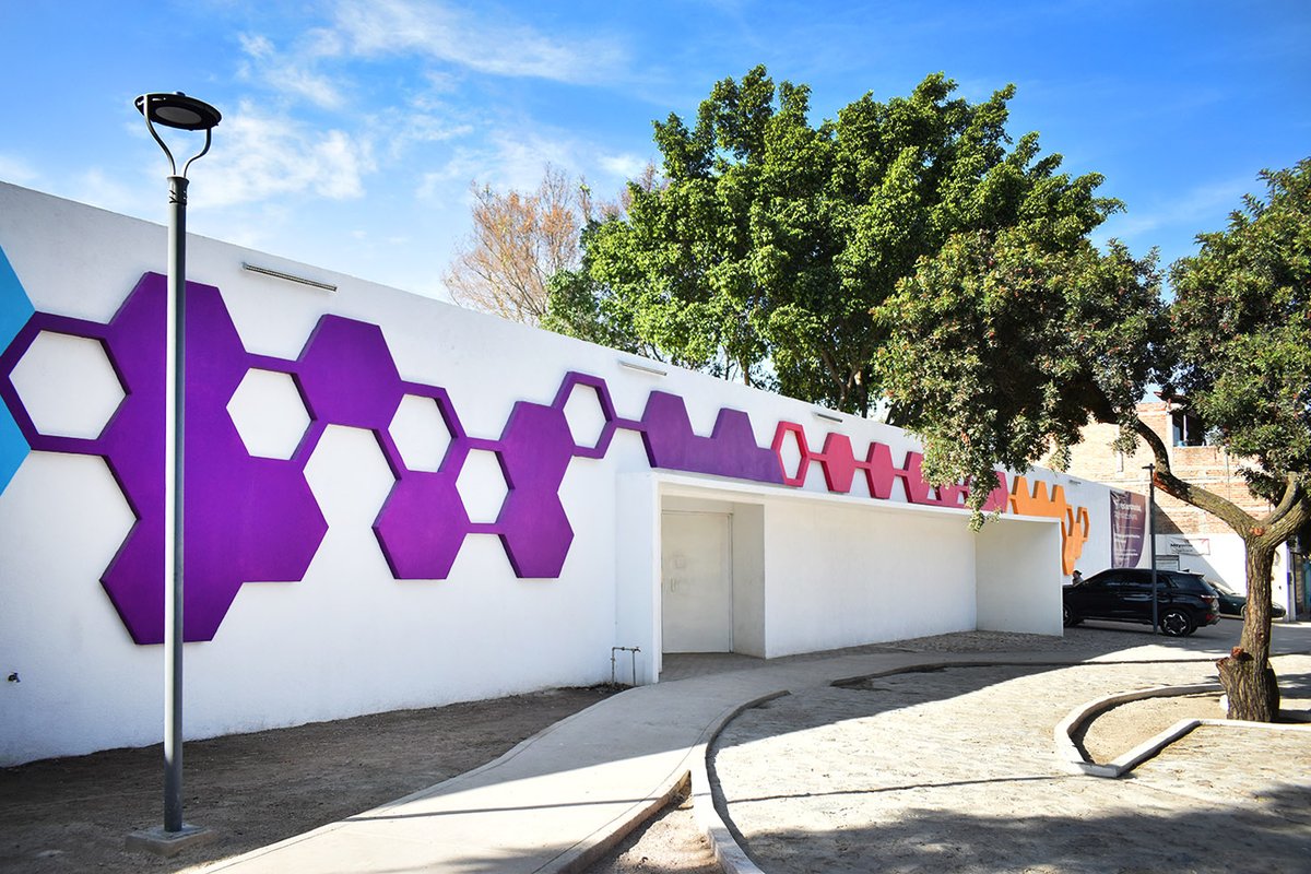 MayamaAC's tweet photo. 😀👏📣¡El Nuevo Centro Mayama se llenó de color!

La fachada, los interiores de las aulas educativas, las áreas comunes, así como la cocina y el comedor, se cubrieron de brillantes y alegres colores, gracias a @PinturasComex  empresa que es uno más de los #AliadosMayama https://t.co/SVRUdFwil8