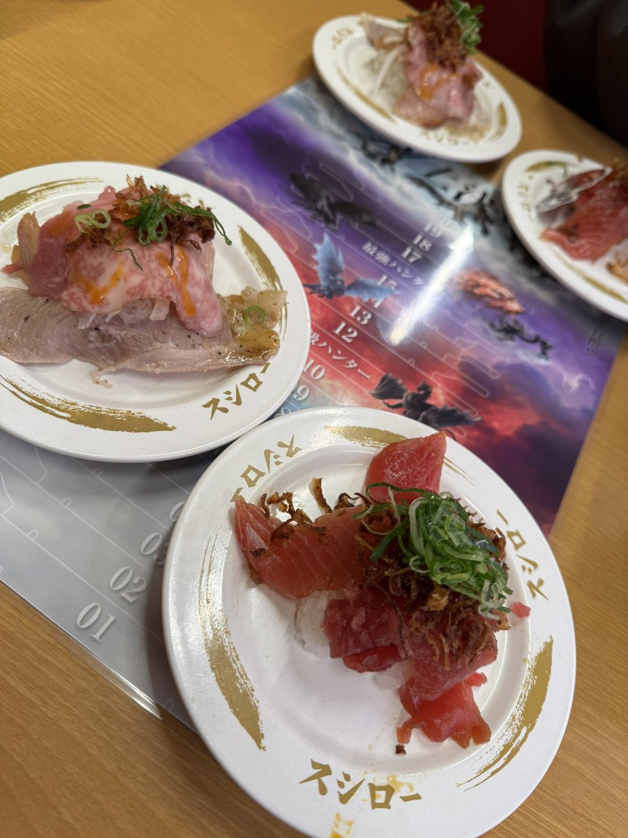 haruno0601's tweet photo. スシローモンハンコラボ行ってきた🍖オーダーストップまで15分しかなくて焦ったー。2人で10皿、無事回復薬のボトルゲット！ピックは被りまくり…ミラとアルバほしかった😩 https://t.co/lBIgxDsWmC
