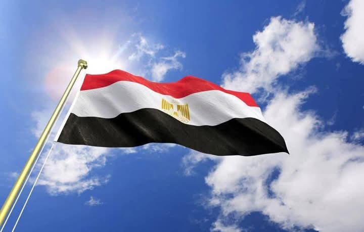 مفيش شئ أغلي من الوطن مهما كانت الظروف احنا مع بلدنا دمنا يسيل عشان ترابها