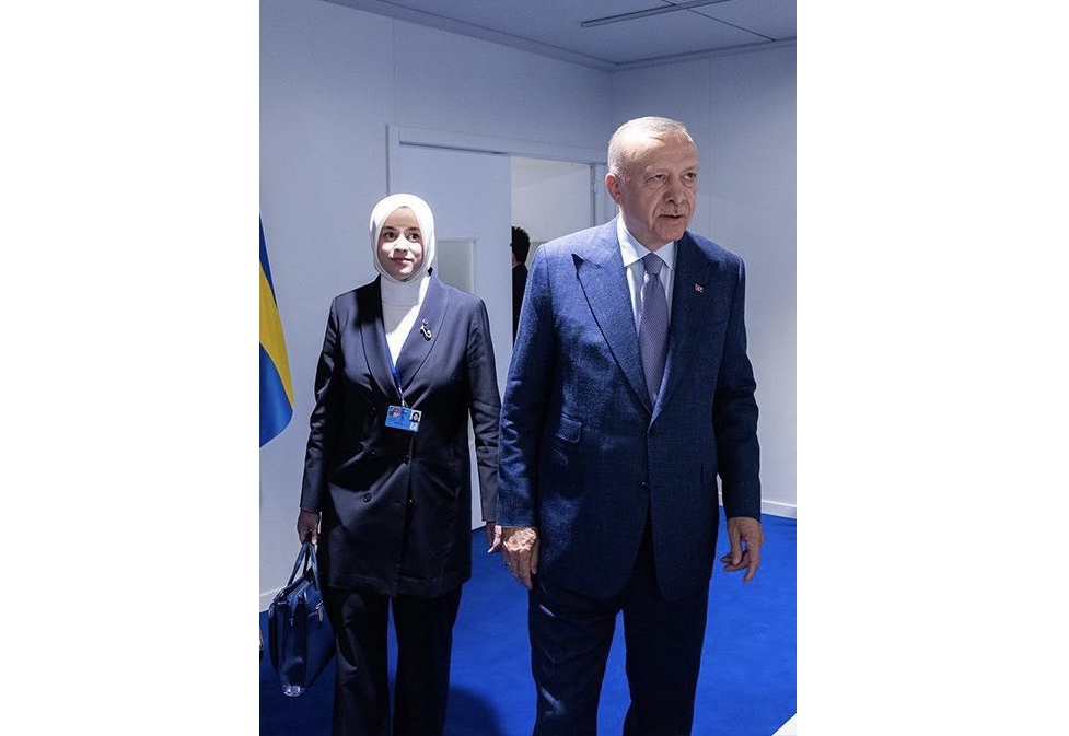 DrZulkifliHasan's tweet image. Tentu ramai yang tertarik dengan penampilan wanita ini.

Beliau yang dimaksudkan ialah Dr. Fatima Gulhan Abushanab, penasihat dan penterjemah Presiden Teyyip Erdogan.

Graduan Universiti George Mason; Universiti Georgetown dan Universiti Ankara Yildirim Beyazit ini ...

1/10