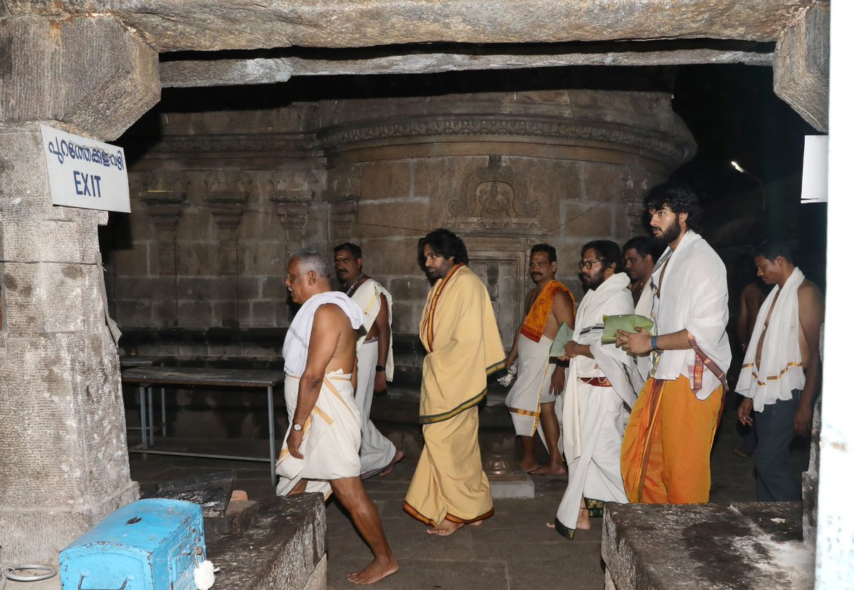 దక్షిణ భారతదేశ పవిత్ర పుణ్యక్షేత్రాల పర్యటనలో భాగంగా ఈరోజు సాయంత్రం తిరువనంతపురం సమీపంలోని ప్రఖ్యాత తిరువల్లం శ్రీ పరుశురామ క్షేత్రాన్ని సందర్శించి ప్రత్యేక పూజలు నిర్వహించిన రాష్ట్ర ఉప ముఖ్యమంత్రి, <a href="/PawanKalyan/">Pawan Kalyan</a>. ఈ సందర్శనలో ఆయనతో పాటుగా కుమారుడు అకీరా నందన్, టిటిడి బోర్డు
