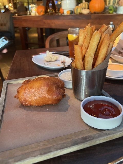 SouthstreamSfds's tweet image. Love is in the air, and we’re here to honor a perfect pair—#fish &amp;amp; chips! This savory classic balances out all the sweets this Valentine’s Day. #Southstream helps our customers serve up #AtlanticCod—ensuring this dish tastes just right. 💬 Let&apos;s chat about adding it to your menu.