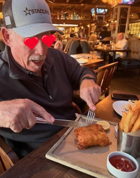 SouthstreamSfds's tweet image. Love is in the air, and we’re here to honor a perfect pair—#fish &amp;amp; chips! This savory classic balances out all the sweets this Valentine’s Day. #Southstream helps our customers serve up #AtlanticCod—ensuring this dish tastes just right. 💬 Let&apos;s chat about adding it to your menu.