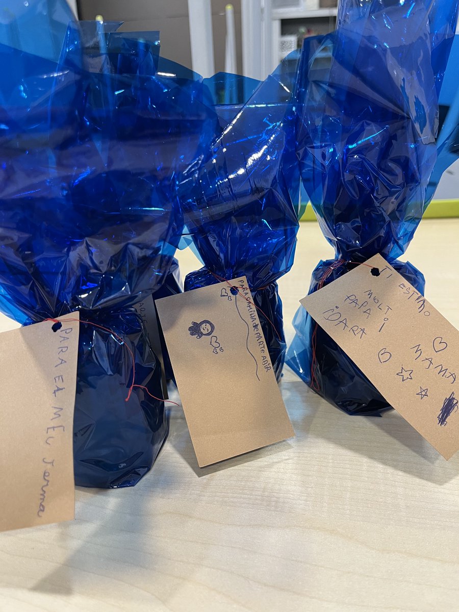 Comencem la setmana de PLAJIS treballant a aprendre a compartir, el valor d'aquest trimestre. Amb els infants del centre obert de Santa Eugènia i Can Gibert hem pogut fer espelmes per a regalar a persones estimades.