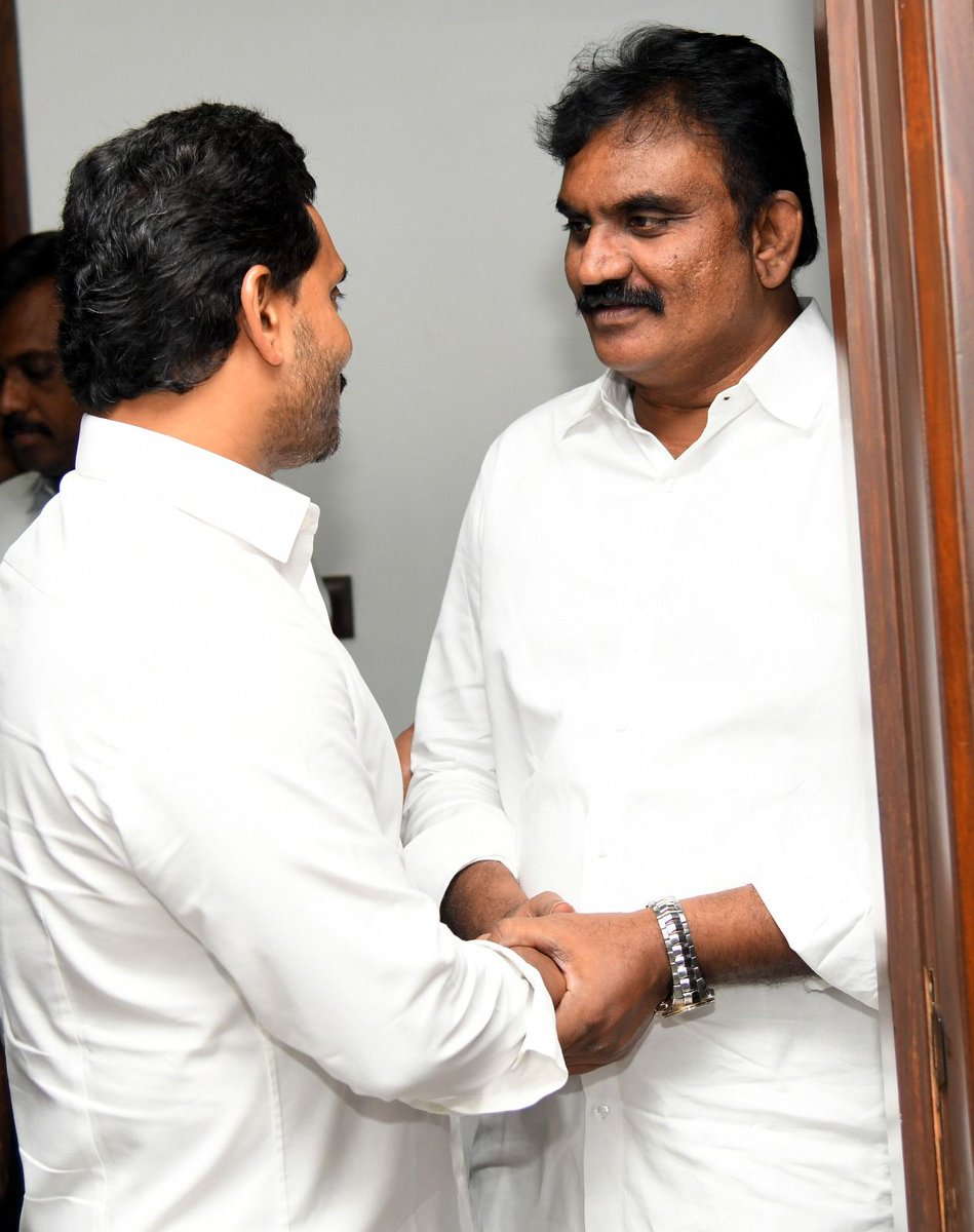 Chunduri_Ravi_B's tweet image. తాడేపల్లిలో వైయస్ జగన్ను కలిసిన ఒంగోలు అసెంబ్లీ సమన్వయకర్త చుండూరి రవి బాబు గారు
వైయస్ ఆర్ కాంగ్రెస్ పార్టీ అధినేత వైయస్ జగన్ మోహన్ రెడ్డి గారి పిలుపు మేరకు ఒంగోలు అసెంబ్లీ సమన్వయకర్త శ్రీ చుండూరి రవి బాబు గారు ఈరోజు ఉదయం తాడేపల్లి క్యాంపు కార్యాలయంలో మర్యాద పూర్వకంగా భేటీ…