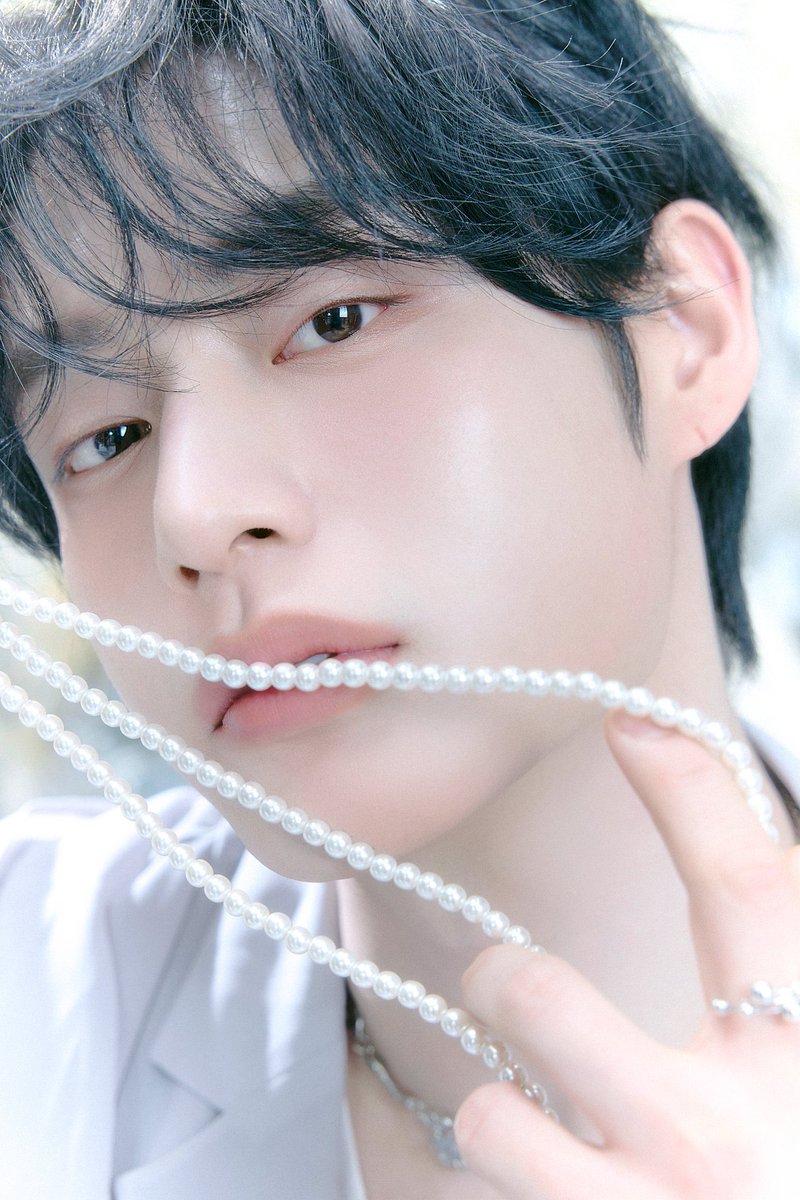 눈빛은예전부터씹어먹엇고
외모는한결같이김지웅