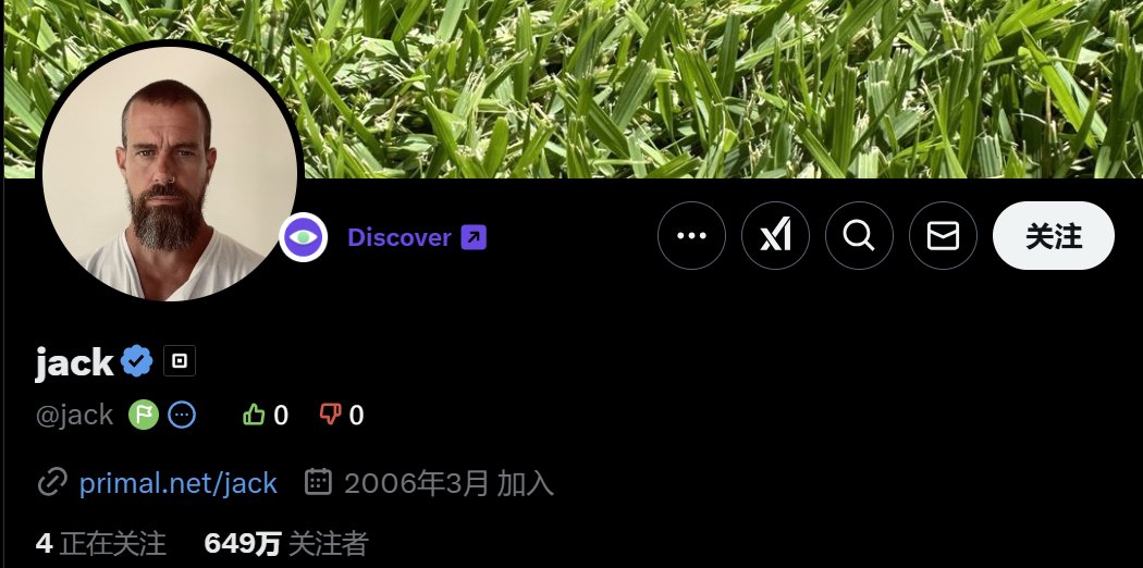 MasonCanoe's tweet photo. 识别推特名人的技巧

可能有时候会在推上见到一些粉丝很多但是没有任何直接简介和链接能够简单识别身份的途径，就像@jack一样，其实很多人都不认识jack是谁，他的推特profile也没有给出直接的介绍，其实有一个最简单的方法

你只需要将他的推特link （https://t.co/bcG5YgmnHQ）直接喂给chatgpt即可，非常方便快捷且不需要任何多余的prompt，效果可以直接见图

这里我就用的是默认的4o模型并且没有点击任何附加的功能，只使用了一个句子：介绍一下这个人，gpt会直接自动帮你搜索相关的推特内容和网络信息，答案非常的简洁明了，而且图文并茂

建议大家平时可以多用用chatgpt，ai是真的一直在优化，这么久之后，不管是什么场景你对什么有问题（特别是一级和市场的一些常识），ai都能直接都能用上，非常简单易用，我妈都天天在用deepseek办公了🤣

还有一个例子：这是我今早回答群友什么是盘前集合竞价的时候用gpt帮他解释的答案，真的非常直接易懂

盘前集合竞价可以理解成股票市场开盘前的一次“集中报价和撮合”的过程，目的是在正式开盘前确定一个公平的开盘价。

举个例子：

想象你去菜市场买菜，市场还没开门，大家都在门口等着。一些人想买菜（买方），一些人想卖菜（卖方）。这个时候，大家开始互相喊价，比如：

- 买方A：我想5块钱买一斤西红柿。  
- 卖方B：我想6块钱卖一斤西红柿。  
- 买方C：我愿意出5.5块。  
- 卖方D：我5.8块愿意卖。

市场管理者（交易系统）会收集所有人的报价，找一个让最多人愿意成交的价格，比如5.6块钱。这个价格就是开盘时的“开盘价”。一旦市场开门，这个价格就成了交易的起点。

为什么有集合竞价？

1. 确定公平的开盘价：避免市场刚开盘时价格大幅波动，保证交易公平。
2. 提高市场流动性：集中买卖，增加成交机会。
3. 反映市场预期：通过竞价，可以看出市场对当天行情的初步预判。

盘前集合竞价的时间（以A股为例）：

- 9:15 - 9:20：可以提交、修改或撤销委托单。
- 9:20 - 9:25：可以提交委托单，但不能撤单。
- 9:25：系统根据最大成交量原则，撮合成交，确定开盘价。
- 9:30：正式开盘，进入连续竞价阶段。

通俗来说，盘前集合竞价就像是在开门前，大家商量好一个合适的价格，等门一开，大家就按这个价格开始交易。

说实话这样的案例解释很多老手也一时半会说不清楚，现在真的是ai的时代，大家都来多拥抱一下ai吧🫠