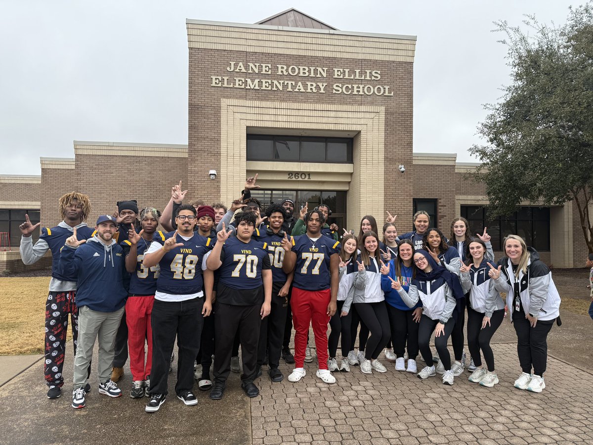 CoachSkinz's tweet photo. The Vikes had a blast this morning at Ellis with some future Lamar Ballers!
S/O to @CoachMonyeMax and @DylanViard for making it happen!
Players! Never take for granted the power of your jersey. Youโre SUPERSTARS in these kidโs eyes!
#VFND https://t.co/tPmxDOnPjr