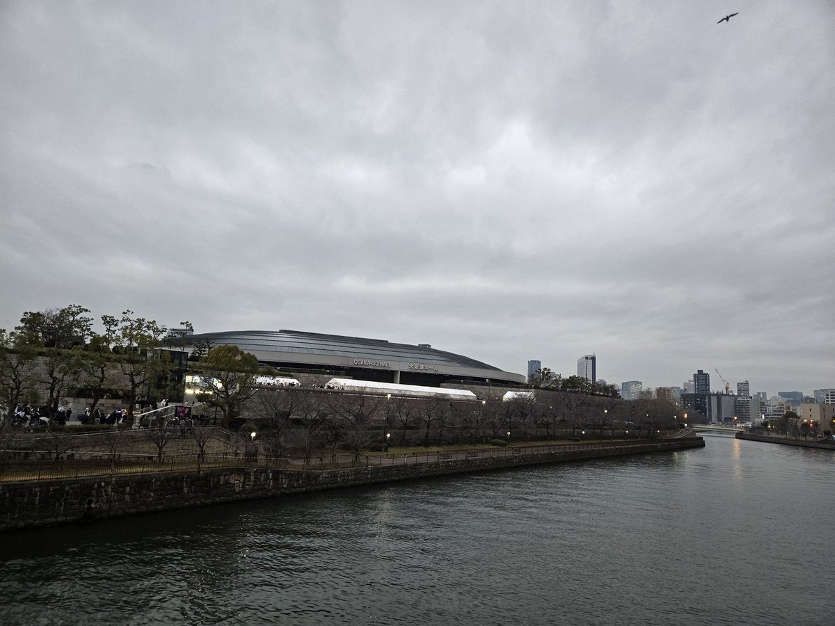 G1Go55's tweet photo. 大阪城ホール、セミファイナル行って来ました🎵
天気は雨模様やったけどLIVEの盛り上がりはさすが大阪や😁
明日もあいみょんとバンドメンバーとスタッフさんと会場のみんなで最高の
ファイナル創りましょう🎶

#あいみょんツアー 
＃大阪城ホール
＃ドルアパ
＃セミファイナル https://t.co/JkjuxKy6Qa