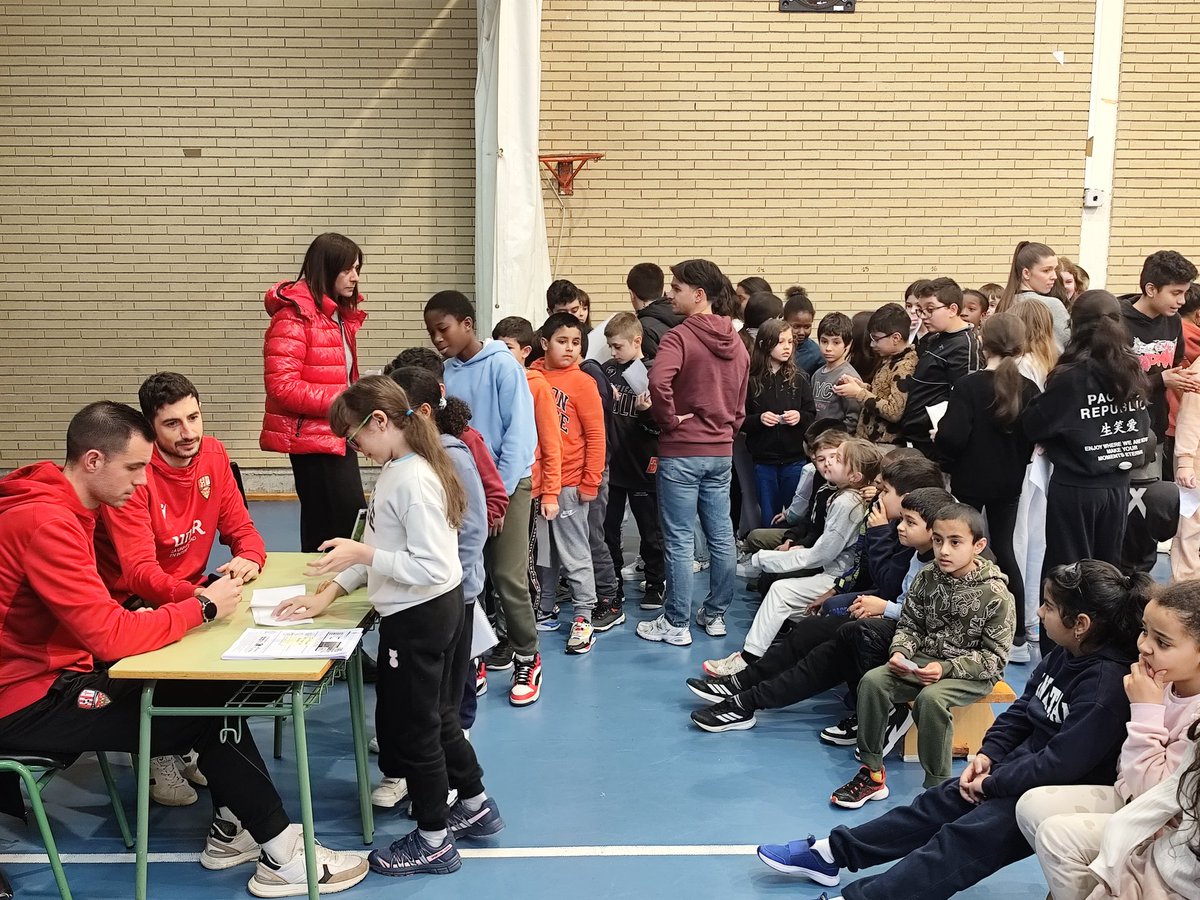 📚 La campaña escolar continuó con la visita de Kike y Pablo a los chavales de Primaria del Vélez de Guevara. ¡Qué bien lo pasamos con vosotros!