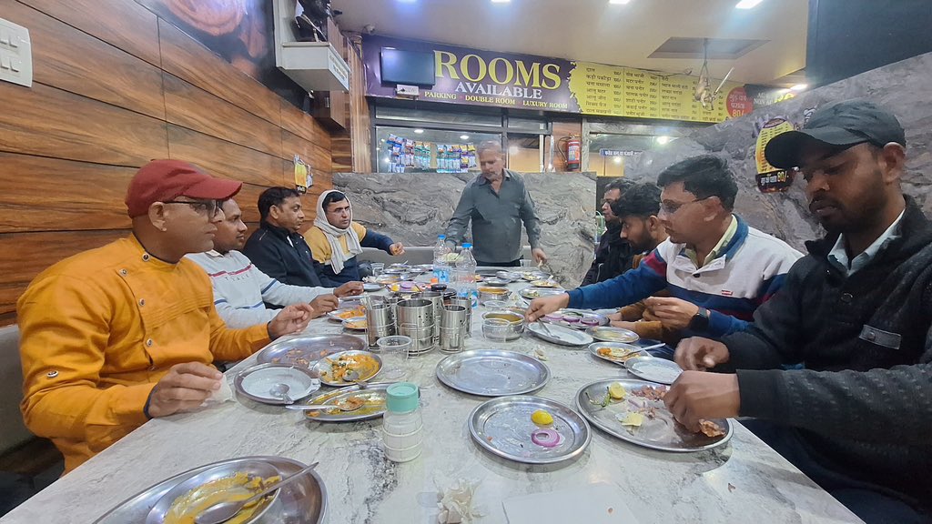 labhsinghnain's tweet image. LSN Computer PYQ बुक के लांच होने और अपने 10 Hssc Cet Full Mock Test पूरे होने पर  टोहाना में अपनी पूरी टीम के साथ डिनर, साथ में आपके लिए एक और नए प्लान पर बातचीत ।
#hssccet #lsncomputer #mocktest #lsnteam #HSSC