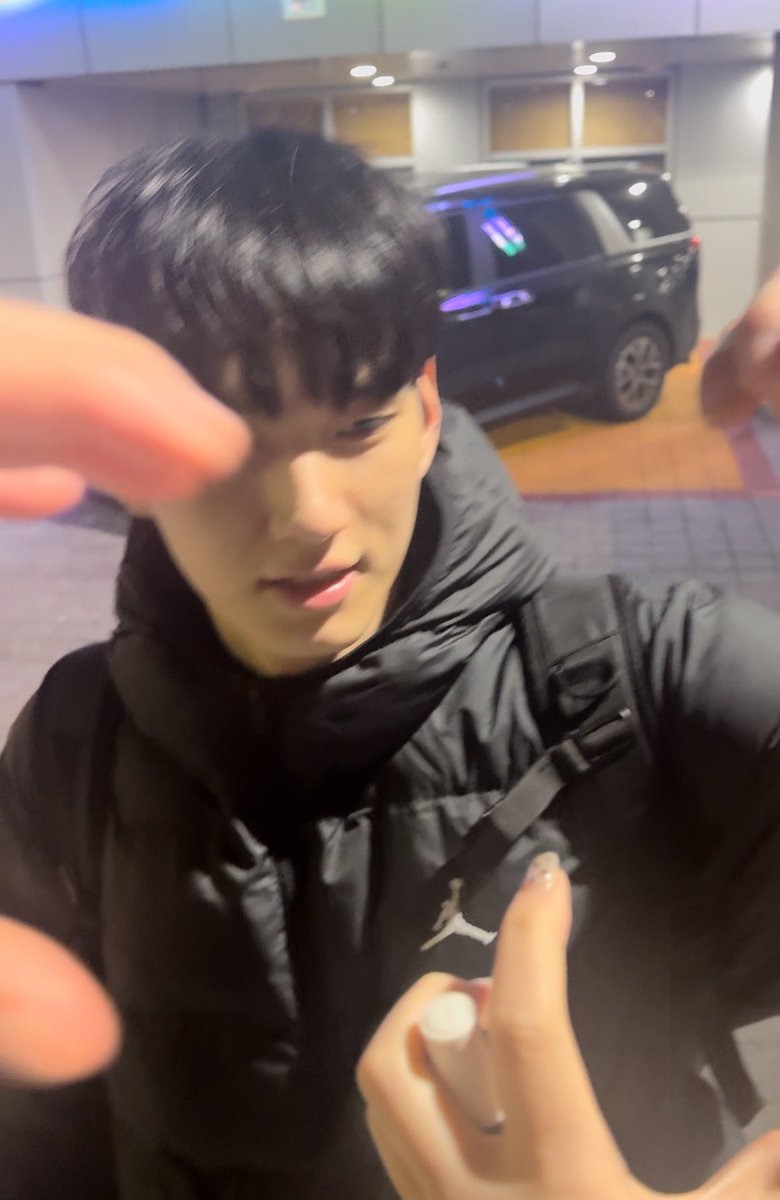 _mellong2's tweet photo. 사실 이 비하인드가 진짜 귀여워…… 
클로버 만들줄 몰라서 우왕좌왕 https://t.co/9v4ih5Xe49