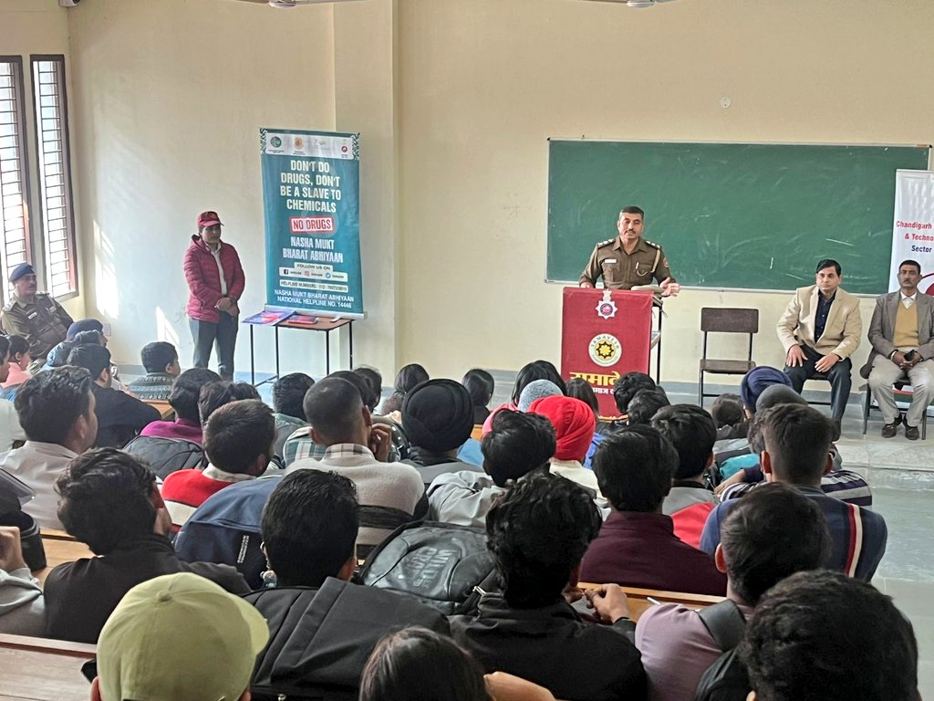 Samavesh_ChdPol's tweet image. Building a Drug-Free Future!

@ChdPol teams from PS-26 &amp;amp; ANTF organized a Drug Awareness Programme at Chandigarh College of Engineering &amp;amp; Technology (CCET) Sector-26, educating students on the harmful effects of drugs and how to fight addiction.

#StandAgainstDrugs
#WeCareForYou