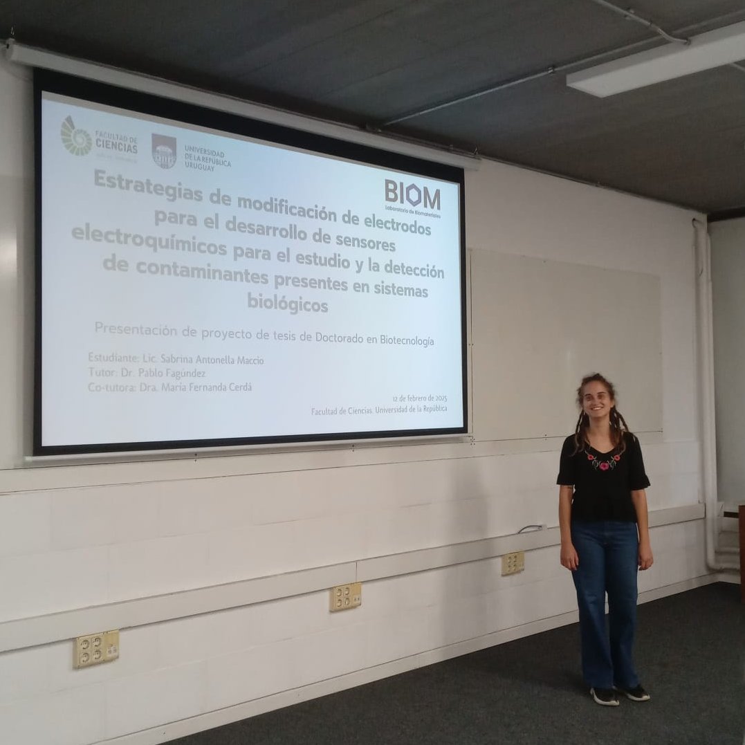 Tenemos nueva estudiante de doctorado en nuestro Laboratorio! hoy Sabrina hizo la defensa de su plan de trabajo para el Doctorado en Biotecnología, en un tema en que se mezcla la tecnología con la electroquímica y la química ambiental... Bienvenida Sabrina a la <a href="/FcienUdelar/">Facultad de Ciencias</a>
