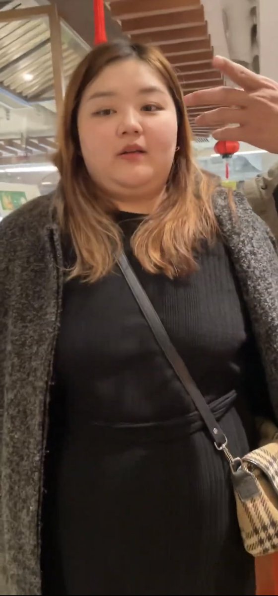 她实在是太可爱了，为什么别人都有一个可爱的胖胖🥲