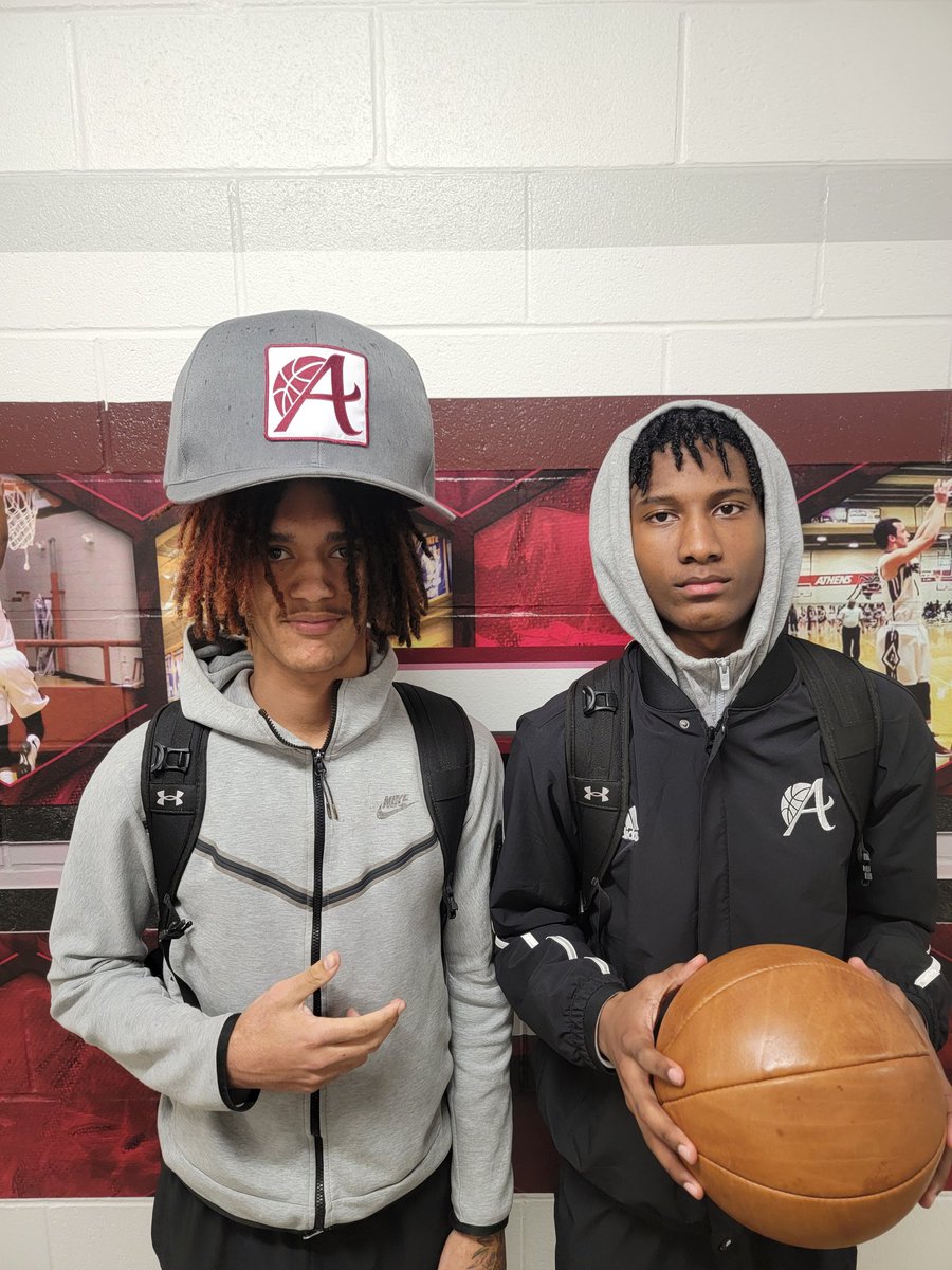 Juniors Emanuel Moore and Jayvian Taylor won the Big Hat and Cager Ball last night in Van to close the season out 23-8 (12-0).