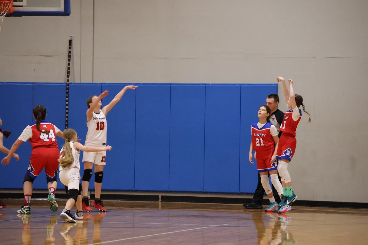 Liking the corner shot lately 🏀🏀🏀👏🏼 #buckets #hoops #bixby #4thgrade