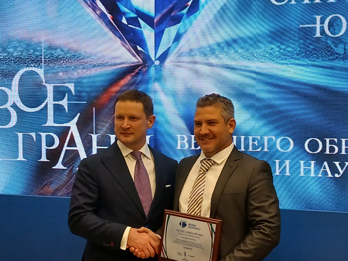 La Universidad de Amistad con los Pueblos Patricio Lumumba le otorgó el Premio de Innovación en Química al Dr.C. Daniel García Rivera por sus logros científicos y el aporte al desarrollo de vacunas. Esta es la primera vez que se otorga en Química.