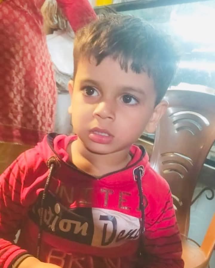 ये बच्चा कुंभमेला (प्रयागराज) में मिला है जो अपने परिवार से बिछड़ गया है, बच्चा अपना नाम अथर्व तोमर बता रहा है जो जिला भिण्ड मध्यप्रदेश राज्य का रहनेवाला है, जो कोई इस बच्चे को जानता हो तो अमितपाल कांस्टेबल के फोन न.9984711469 पर संपर्क करे और इस फोटो को ज्यादा से ज्यादा शेयर करे