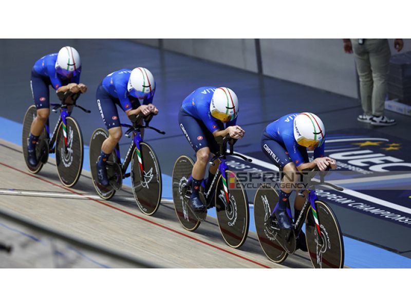 tuttobiciweb_it's tweet photo. 🚲 Europei Pista: parte bene il quartetto femminile, 4° tempo per quello maschile. Stasera Fidanza e Viviani corrono per le medaglie #Ciclismo #EuroTrack
https://t.co/h9s79LZ9aD https://t.co/HkrVk1Prrs