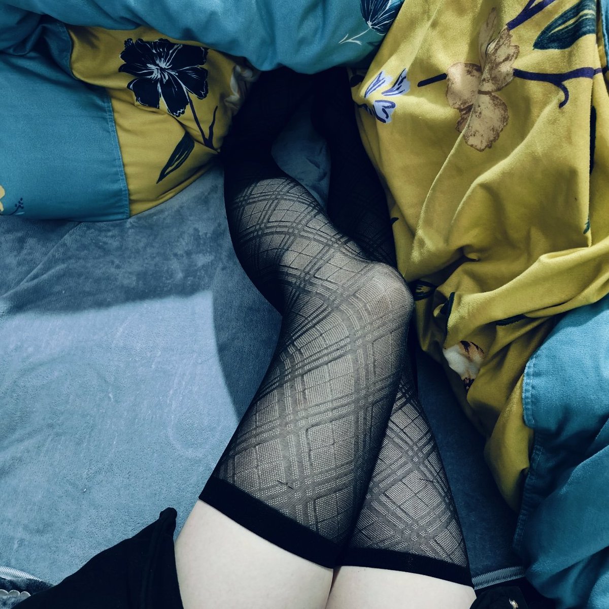 元宵节快乐呀～哥哥们
顿珠今天策划了一个元宵节福利哦
评论顿珠赛高加转发可以获得一次抽奖资格
一等奖（一人）：免费语音连麦半小时or游戏陪玩一小时or指定歌曲翻唱
二等奖（一人）：免费文援一小时or原味袜子一双
三等奖（一人）：免费文援半小时
#文援 #文爱剧情  #反差女大  #调教sm  #美腿丝袜