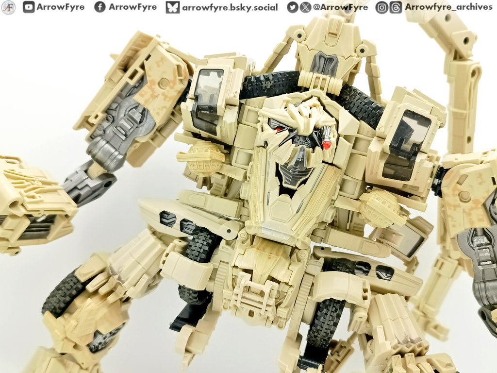 ArrowFyre's tweet photo. On a freeway, might crush Optimus later. 
4th Party Shattered Star Devil 📸

#TRANSFORMERS #transformers2007movie #Bonecrusher #MPM14 #Constructicon #Decepticons #Bayverse #Masterpiece #4thParty #toyphotography https://t.co/70TidvJVAS