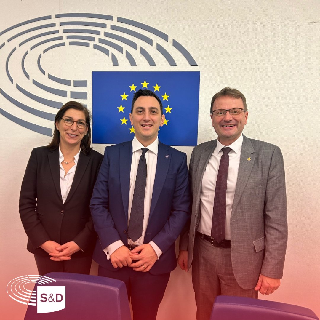 Tive a oportunidade de reunir com o Comissário Europeu para a Juventude e Cultura, Glenn Micallef, para debatermos sobre as prioridades da Comissão Europeia para 2025. Alertei para a necessidade de fazermos mais pelas indústrias criativas e o setor europeu da cultura, através da