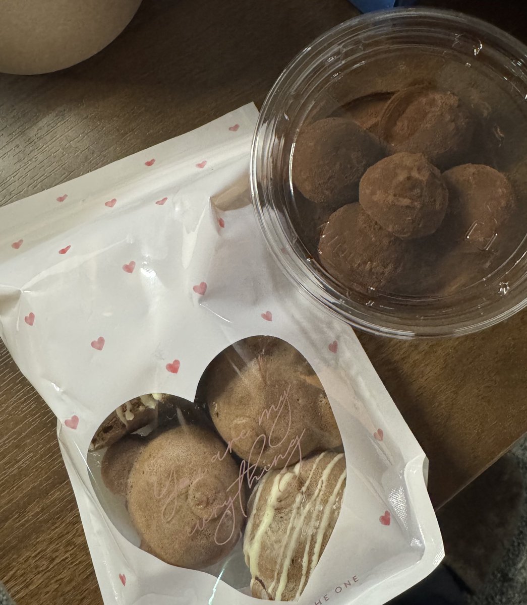 何これ？
チョコ？ちんこ？
まぁ、真ん中を隠せば両方「ち◯こ」だし
似たようなもんか😁

コンカフェ嬢に
「チョコ渡したいから来て欲しい🩷」って言われたからウキウキで行ったら
会計10万払わされたがや😡
なめんなや😡

女はいいよな？錬金術やん？
数百円のチョコ買って作って数万で売る