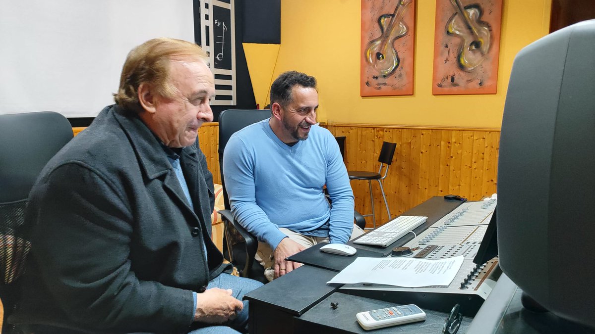 🎙️✨ Día de grabación en el estudio de Miguel Moyares de Ecos del Rocío ✨🎙️

Cada proyecto tiene su momento… y este empieza a tomar forma. 🎶 Muy pronto podréis escucharlo y sentirlo como nunca.

🤔💭 ¿De qué creéis que tratará esta nueva sevillana? Os leo. 👇🎤🎶
