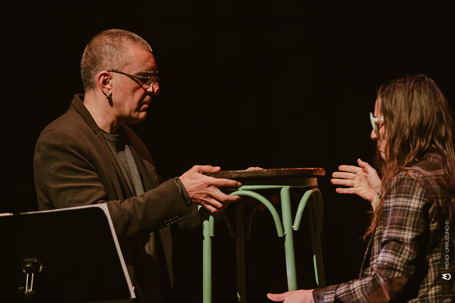 ‘Aztia’ ikuskizunaren estreinaldia zoragarria izan zen. Eskerrik asko Imanol Larzabal/Lugaritz kultur etxeko saioaren antolaketan aritu ziren guztiei eta bertaratu zineten guztioi! 
Hurrengo geltokia: Martxoak 19 ostirala, 19:30 Bilboko Kafe Antzokian (Loraldia festibala)