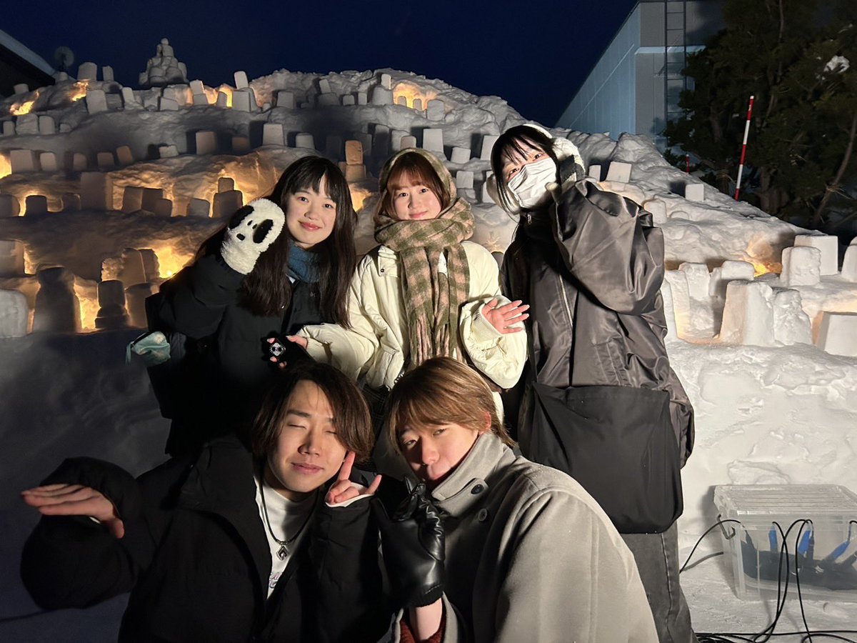☃️出演報告☃️

2月8日(土)に行われた
雪あかりの路アカペラステージに
出演しました🙌

途中で雪が降ることもありましたが、
素敵なステージで演奏できて
楽しかったです‼️

運営してくださった皆さま、
演奏を聴いてくださった方々、
ありがとうございました！