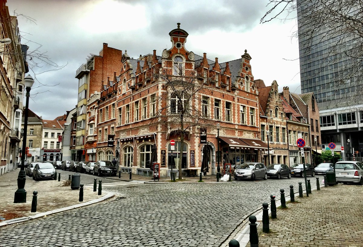 Waarom 6 op de 10 Brusselaars in de stad blijven kopen: Waarom kopen Brusselaars massaal een woning in hun eigen stad? Lees hoe gezin, budget en locatie hun keuzes bepalen! 🏡📅 immovlan.be/nl/article/698…