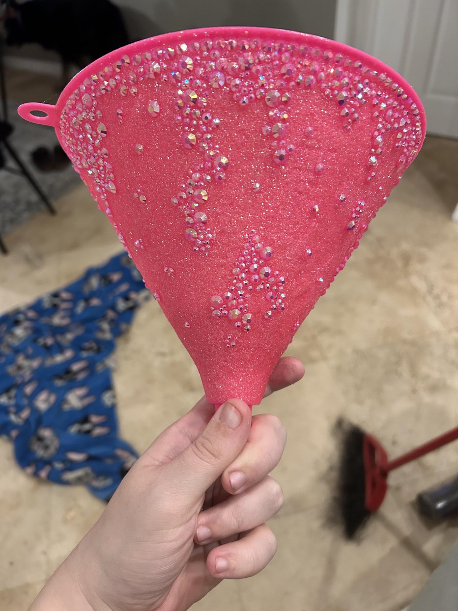 TadalaUI's tweet image. Imagine pouring water into a funnel...direct, smooth, no spills.

That’s a landing page. Now, pour it onto a flat surface (your website)… it spreads everywhere. 🌊

A landing page channels visitors straight to action (10-20% conversions), while websites dilute their focus (1-5%)