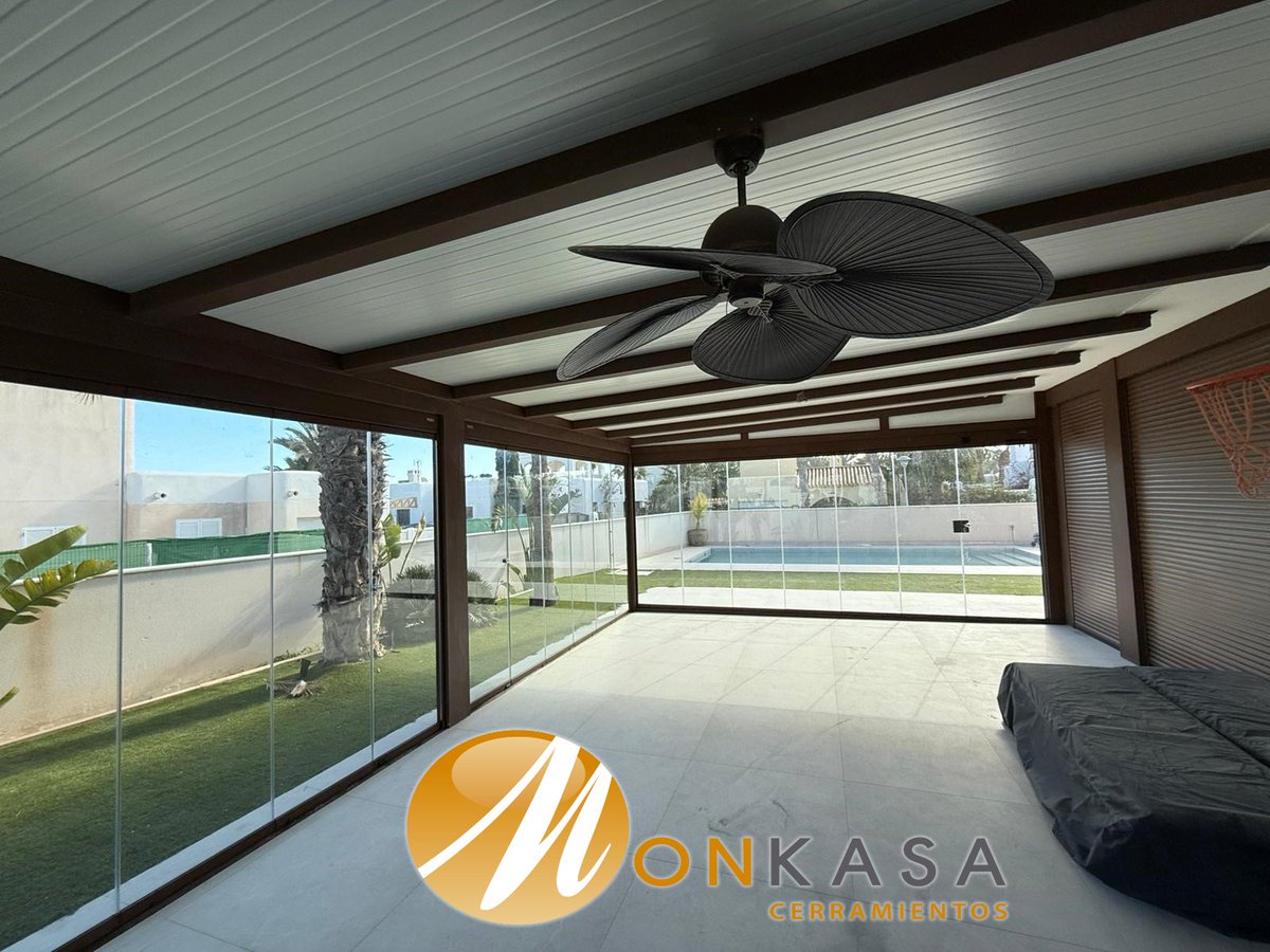 🏖️✨ ¡Disfruta de tu casa de la playa durante todo el año con nuestras elegantes cortinas de cristal de 10mm! ✨🏖️ 
 🌊🍹

Convierte tu hogar en un refugio de lujo donde cada temporada se siente especial. ¡Haz que cada momento cuente y vive la experiencia <a href="/MONKASACERRA/">MONKASA CERRAMIENTOS</a> ! 🏡❤️