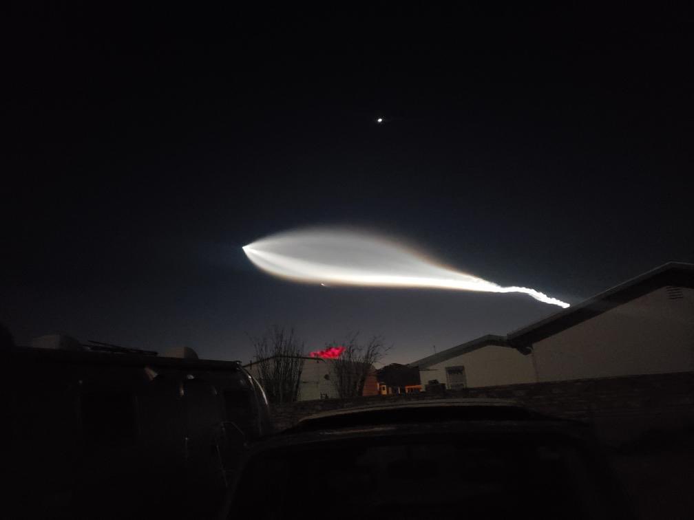 ElizabethMeadow's tweet photo. Falcon 9 flying over Quartzsite, Az 🚀🚀🚀 #falcon9 #rocketlaunch https://t.co/a827a5p38t