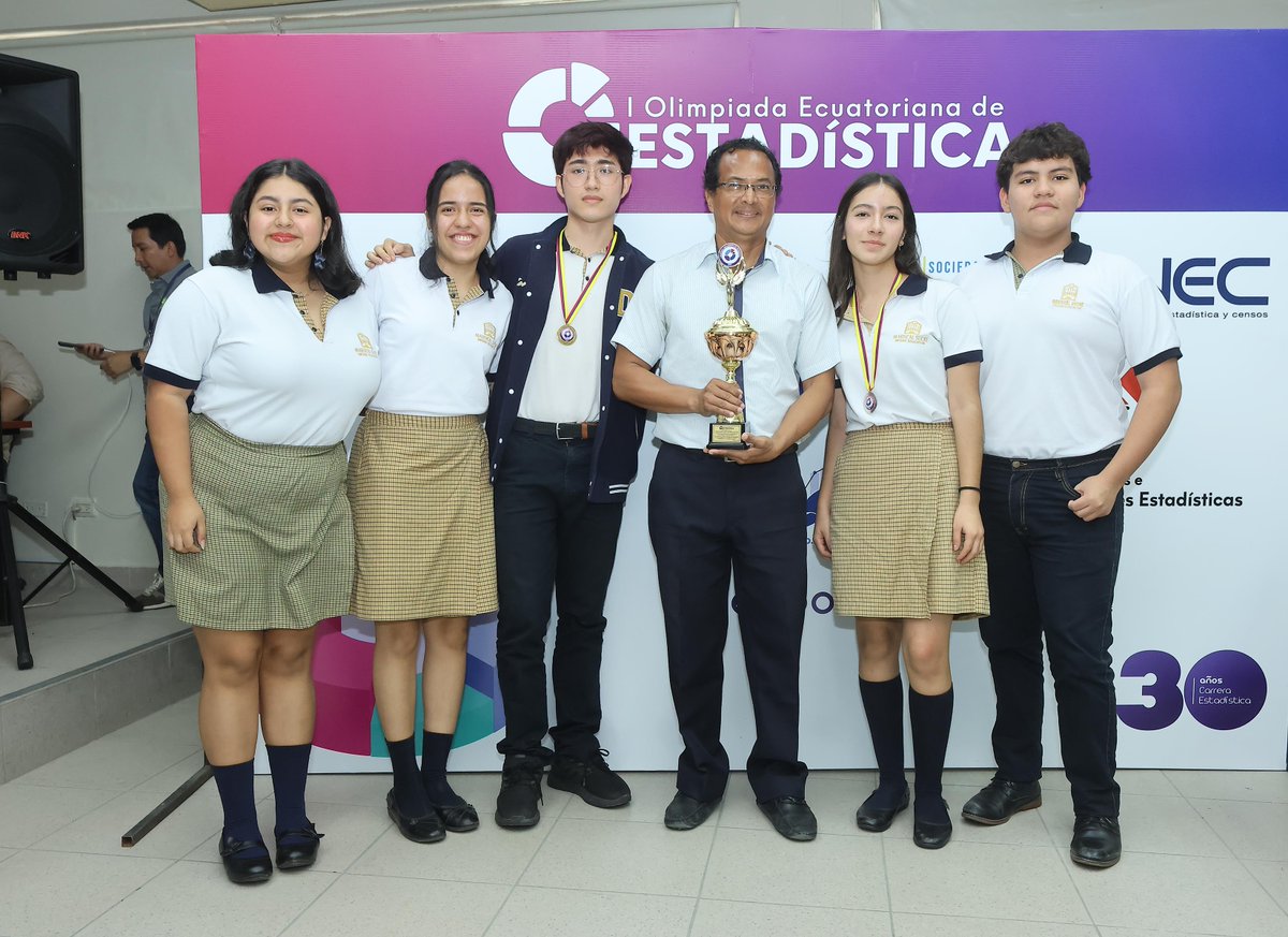 espol's tweet photo. El colegio Mariscal Sucre se quedó con el trofeo de campeón de la primera Olimpiada de Estadística, organizada por la Facultad de Ciencias Naturales y Matemáticas de la #ESPOL. En este evento participaron 371 estudiantes de colegios de nueve provincias del país. Aquí los detalles: https://t.co/QwqmTWLKBP