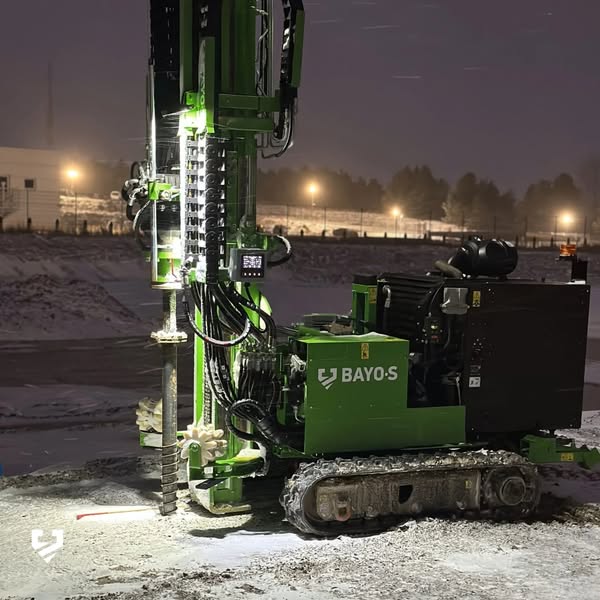 Bayos_Schraube's tweet image. Dank der Erdschrauben kann der Bau der Fundamente auch bei frisch gefallenem Schnee und Temperaturen unter dem Gefrierpunkt rechtzeitig abgeschlossen werden.

#Bayos #eindrehfundament #schraubfundament #fundament #bau #betonlos #inspiration #produktion #schraubanker #pv
