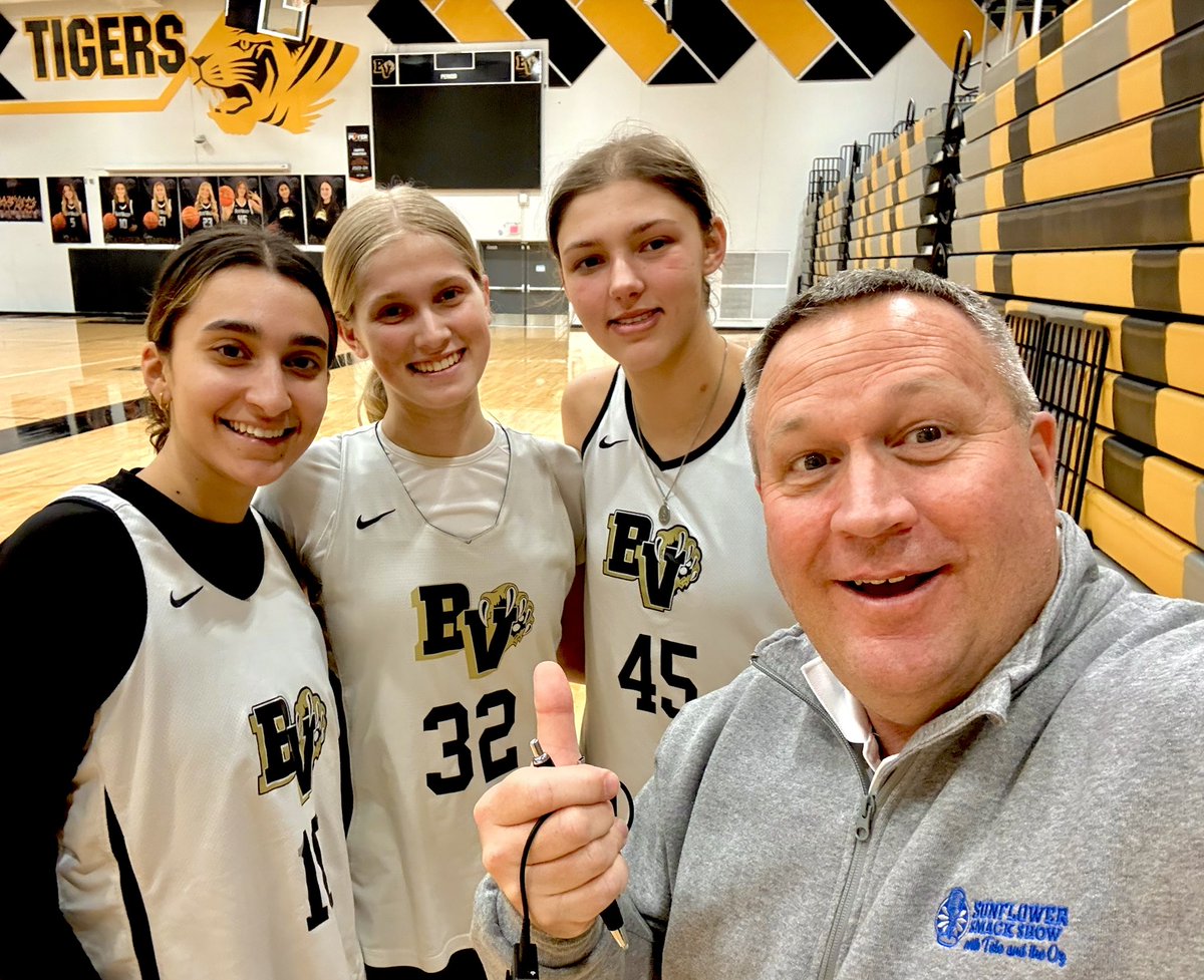 Sunflower Smack Show tweet media