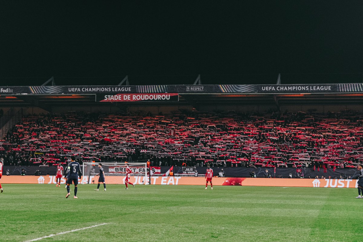 SB29's tweet image. 𝐉𝐮𝐬𝐭𝐞 𝐦𝐞𝐫𝐜𝐢 ❤️🤍

Hier soir encore, vous étiez plus de 1️⃣5️⃣ 0️⃣0️⃣0️⃣ à soutenir les Rouge et Blanc face au Paris Saint-Germain 🇪🇺

Ce parcours de rêve en @ChampionsLeague c'est aussi grâce à vous, supporters 🫶

Brest Da Viken ⚔️
